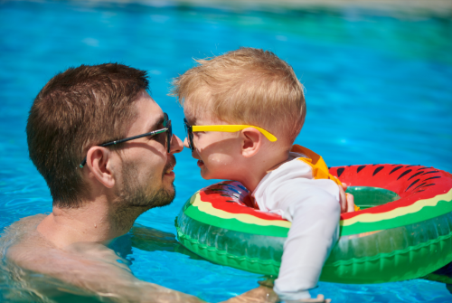 pai e bebe em piscina aquecida