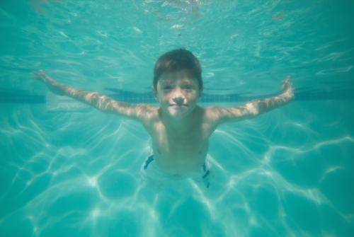 menino mergulhando