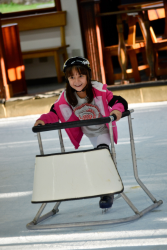 Menina patinando 